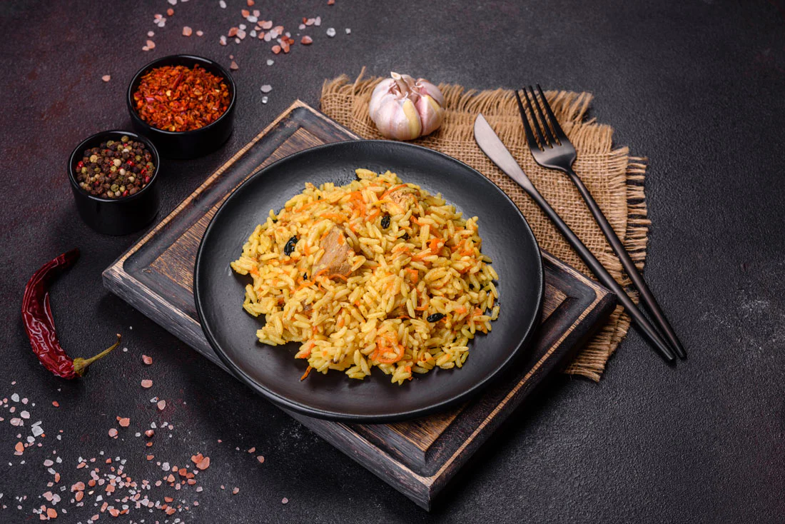 Arroz com frango e legumes na panela de pressão