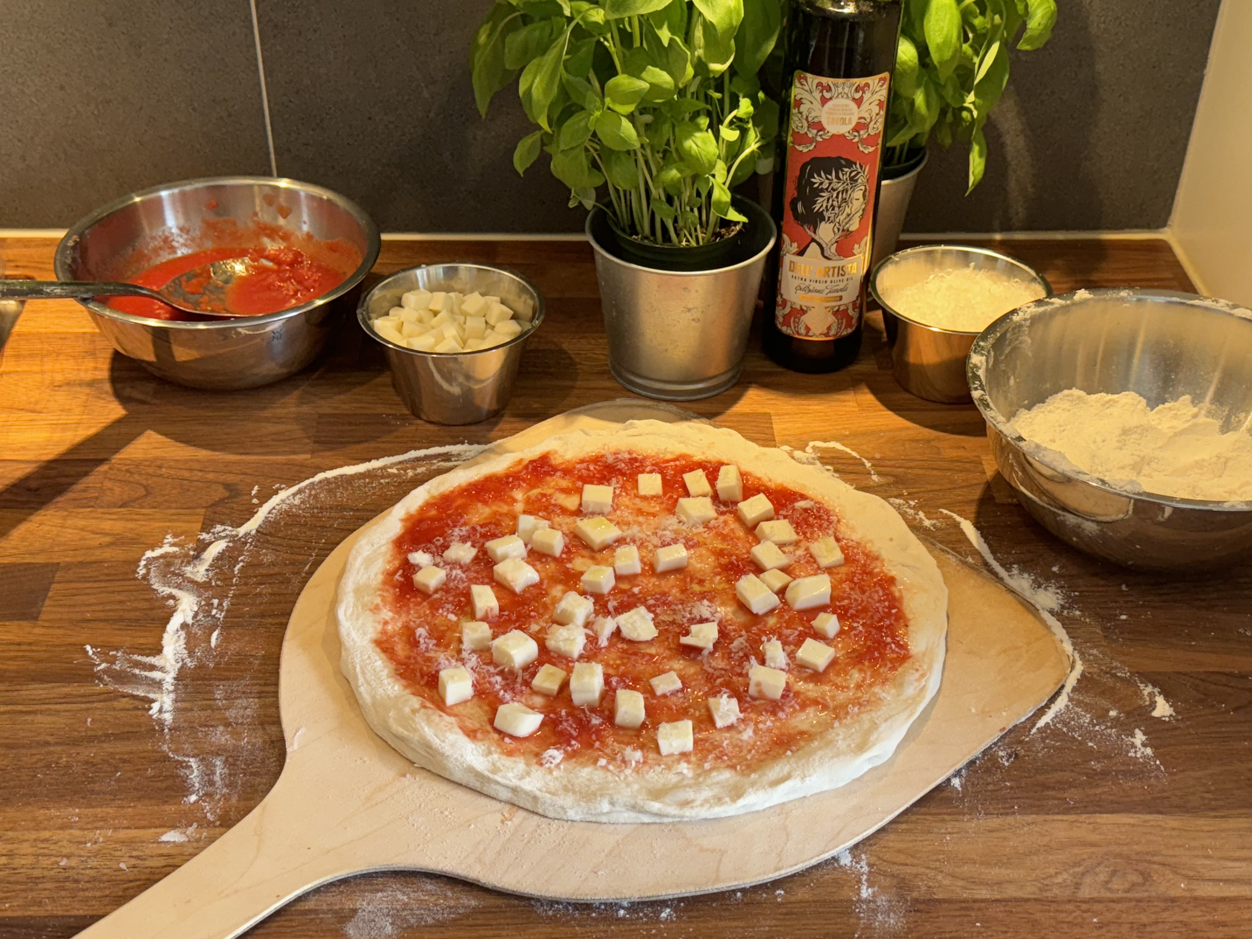 Image of Baka ut pizzanLossa degen från burken, vänd den i mjöl...
