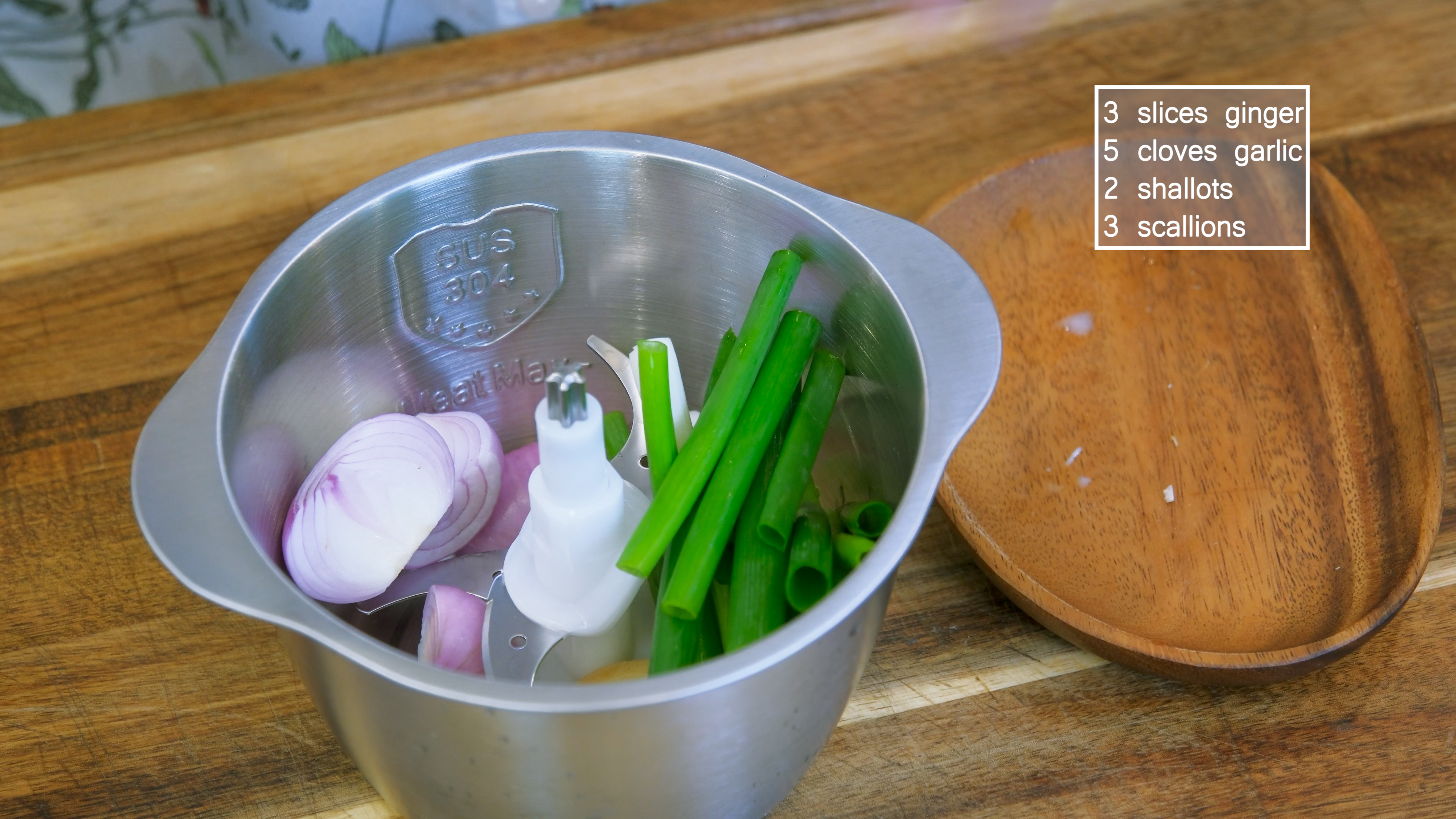 Image of Add 3 slices of ginger, 5 cloves of garlic, 2 shallots, and 3 scallions into a...