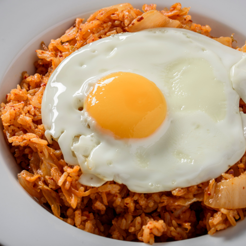 Image of Servieren:Den Kimchi Fried Rice auf Schalen verteilen. Mit einem Spiegelei,...