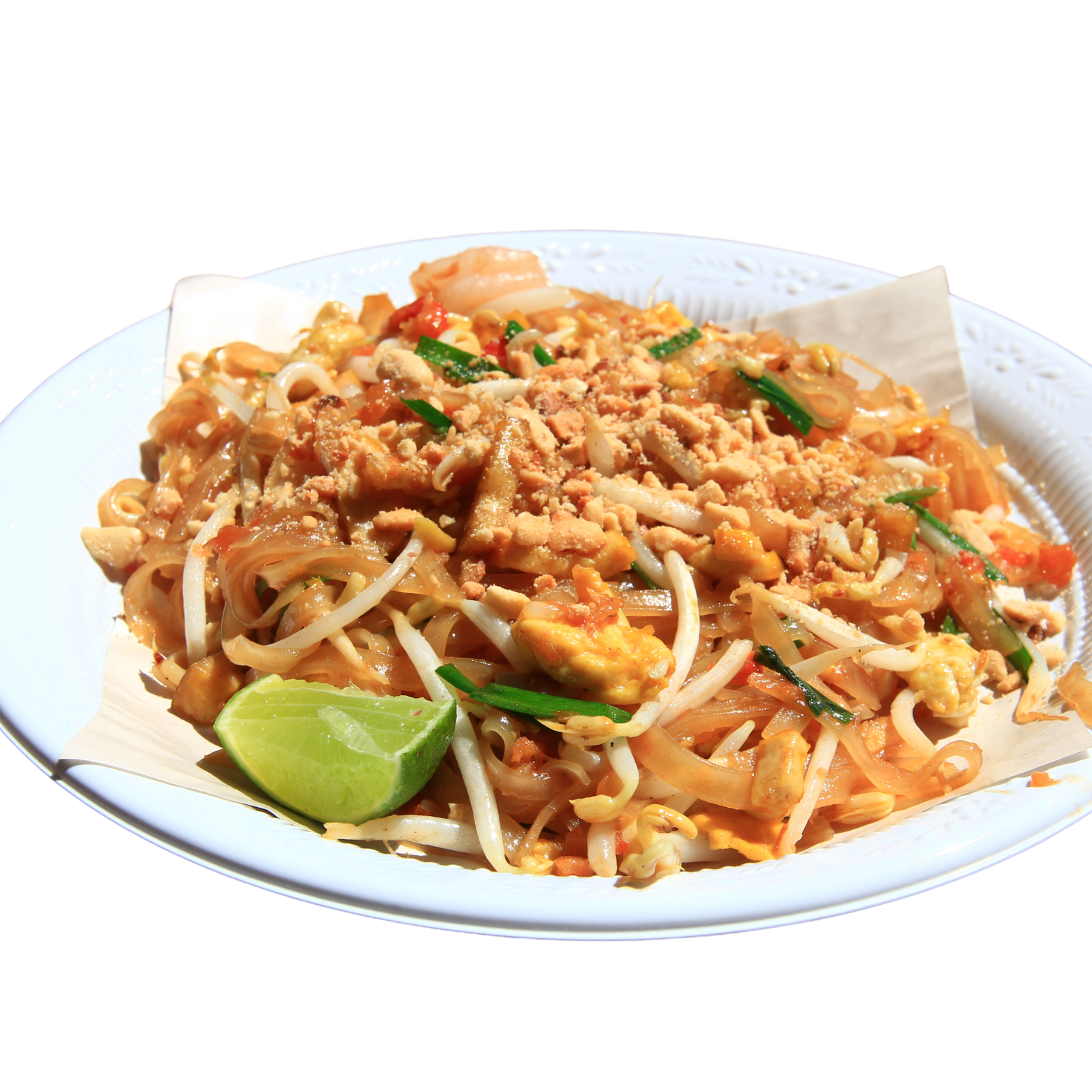 Image of Servieren: Pad Thai Garnelen auf einen Teller geben und mit...