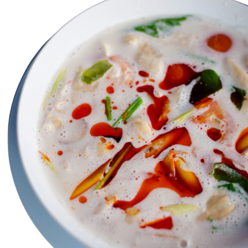 Image of Servieren: Die Tom Kha Gai in eine Schüssel geben, mit...