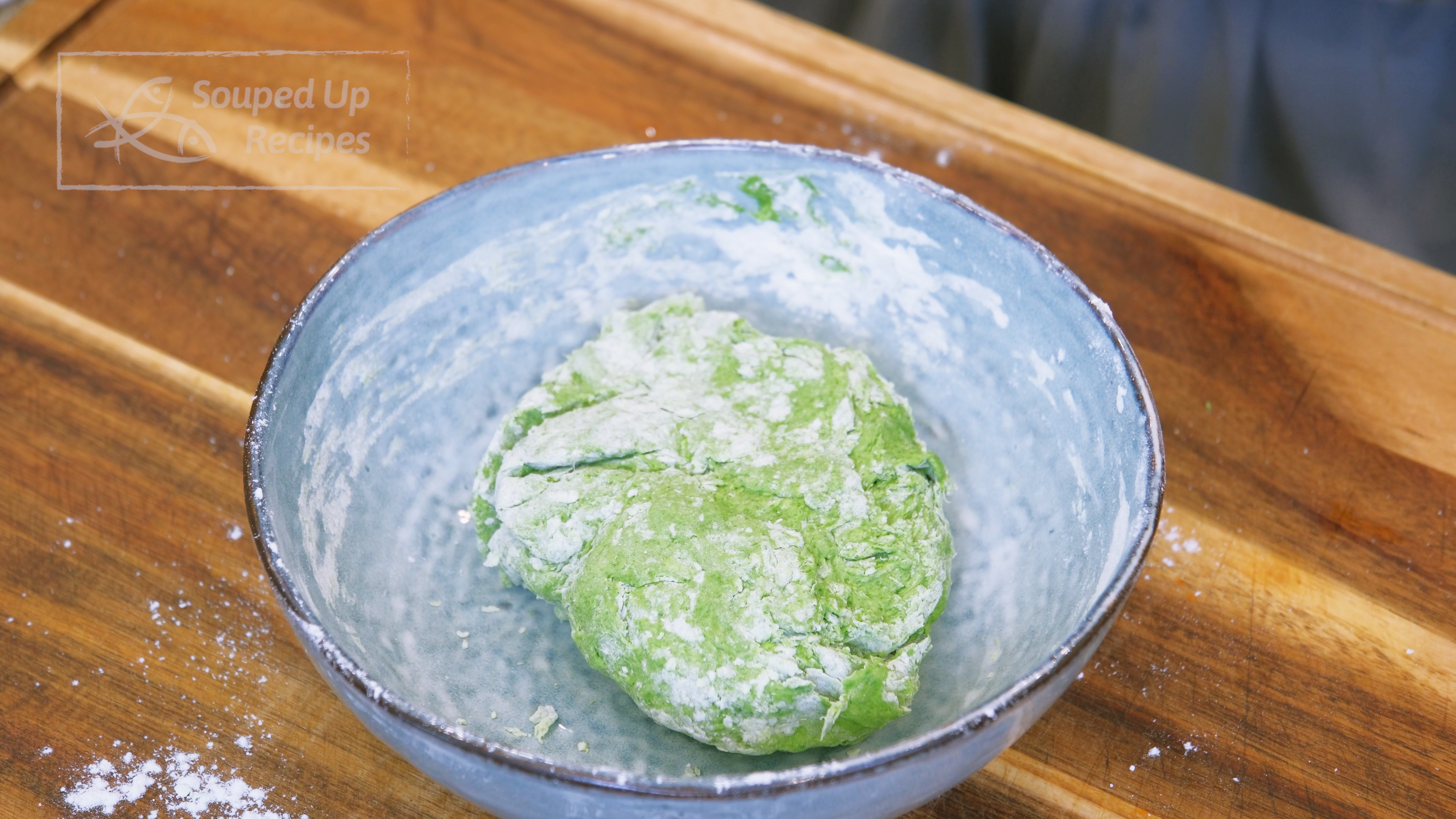 Image of Pour the cilantro puree into 300 grams of bread flour...