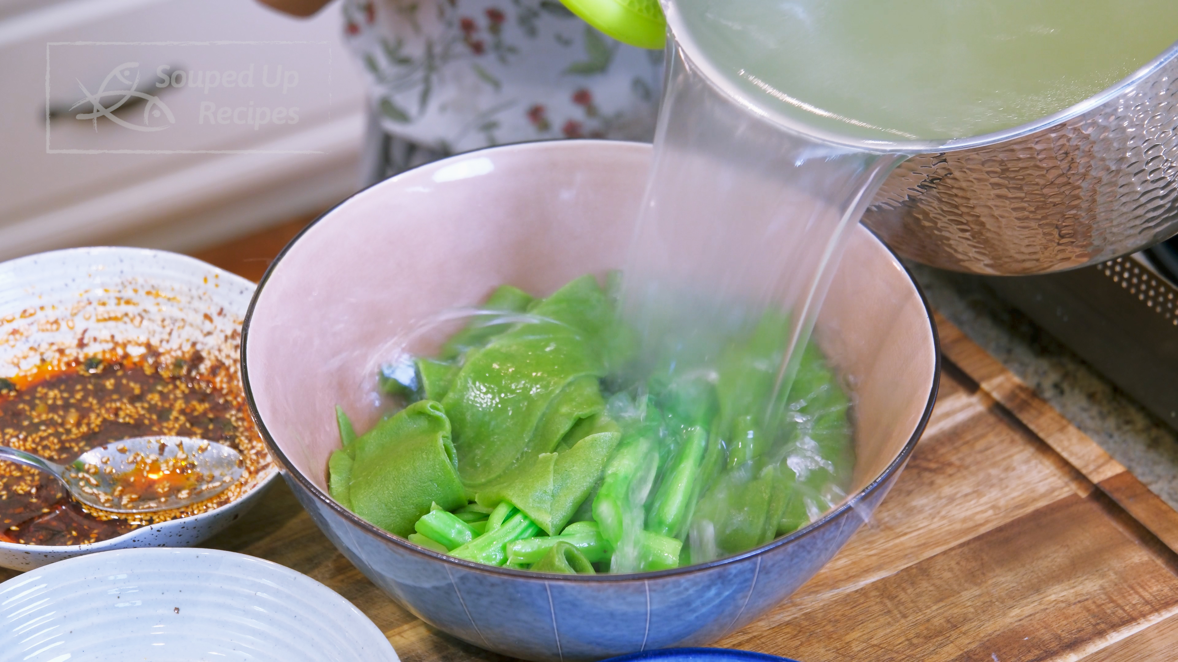 Image of Transfer the noodles and vegetables into a big serving bowl....