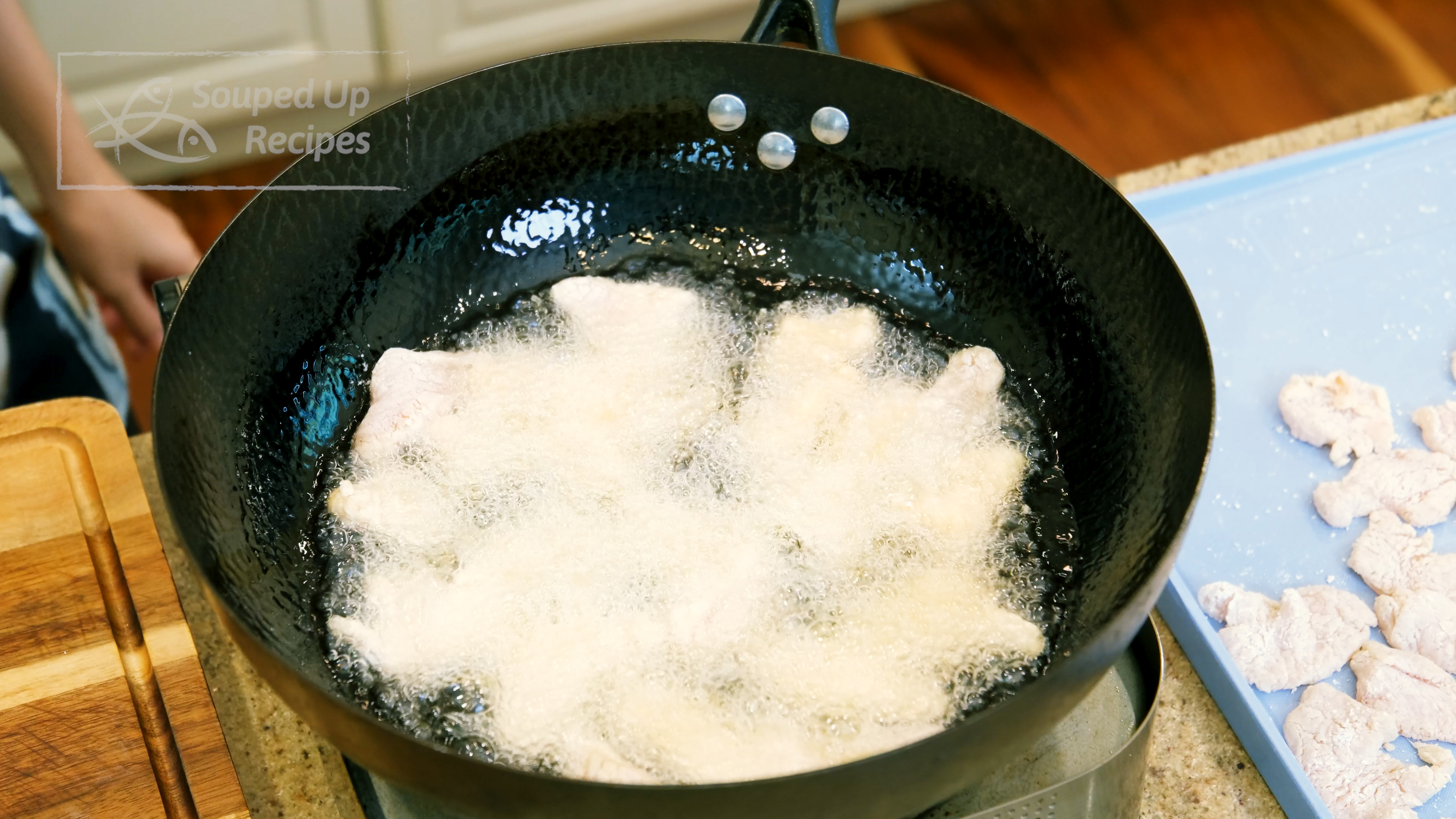 Image of Heat 1.5 cups of oil in a wok to 380...