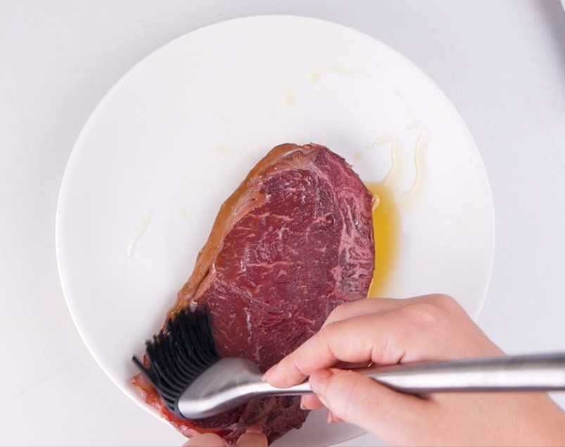 Image of Coat steak with thin layer of olive oil.