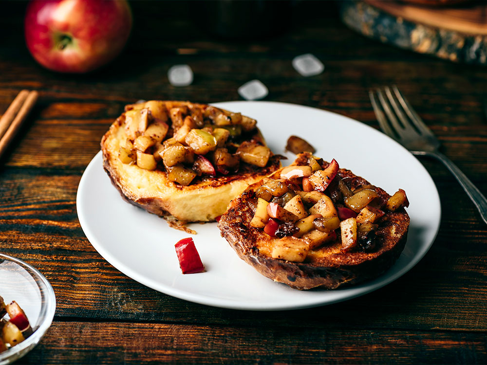 Tostas francesas com maçã assada com canela