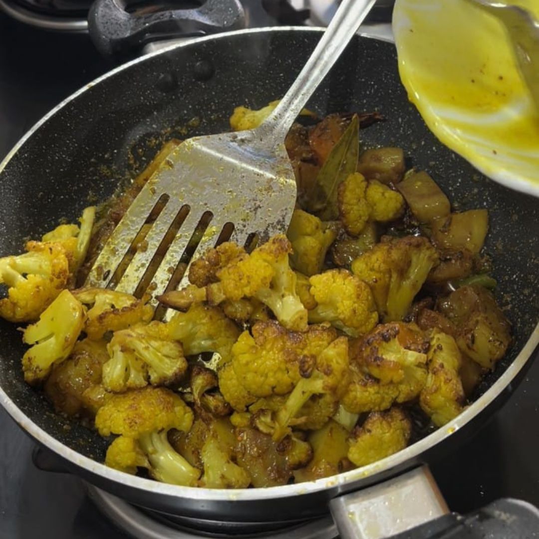 Image of Add the fried cauliflower and mix well