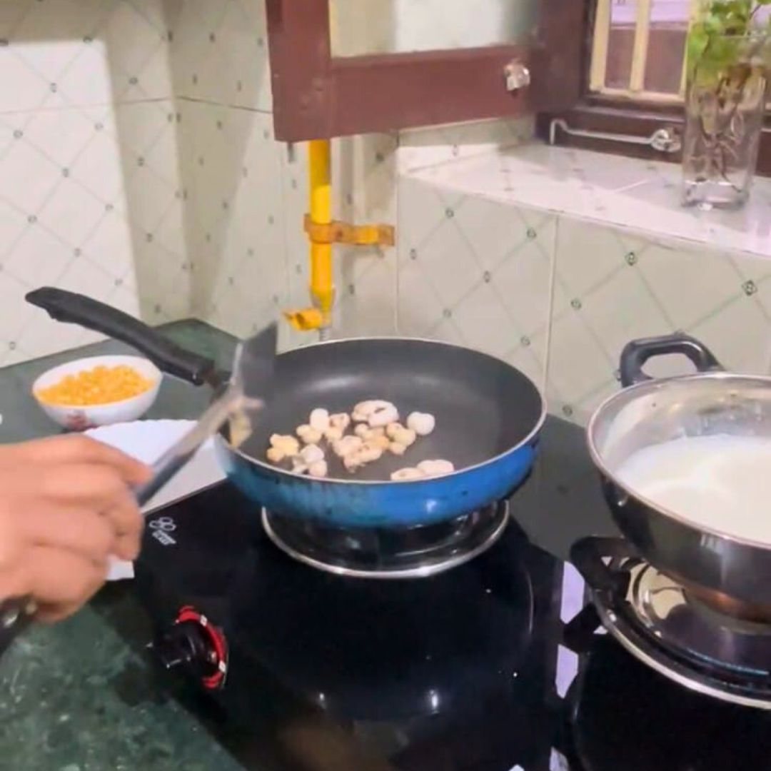 Image of Lightly roast the makhana in a pan until they turn...