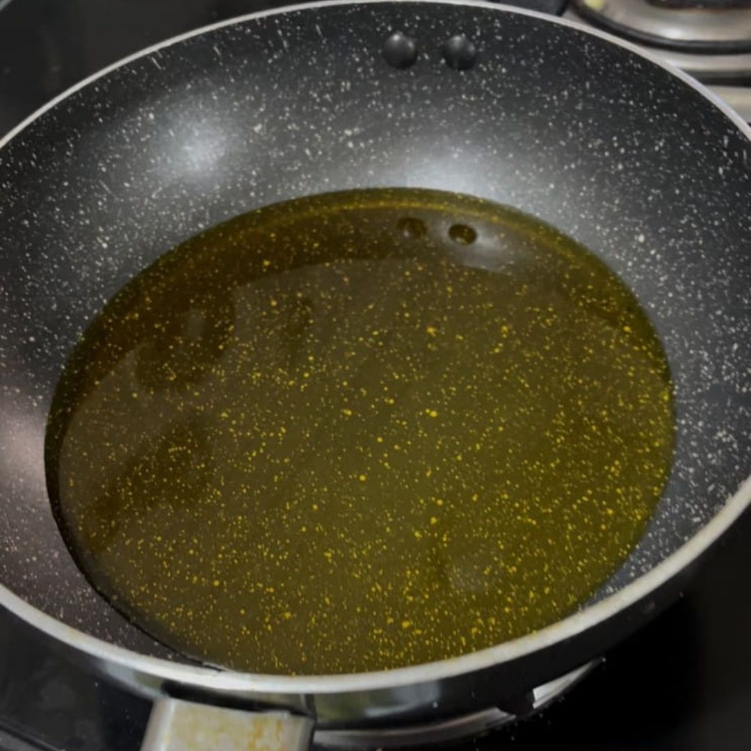 Image of Heat 2 tablespoons of oil in a pan or kadhai.