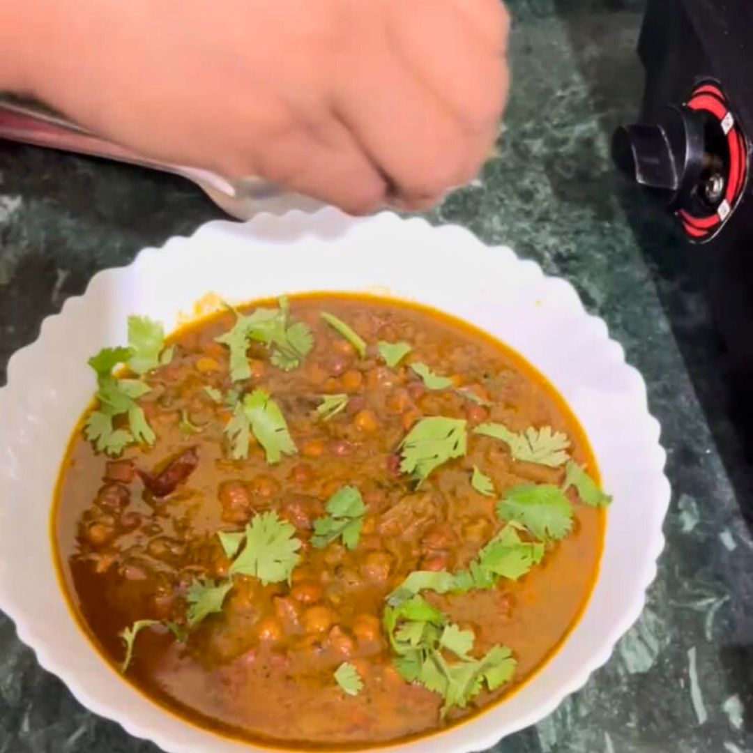 Image of Garnish the Chana Ghughni with freshly chopped coriander leaves.