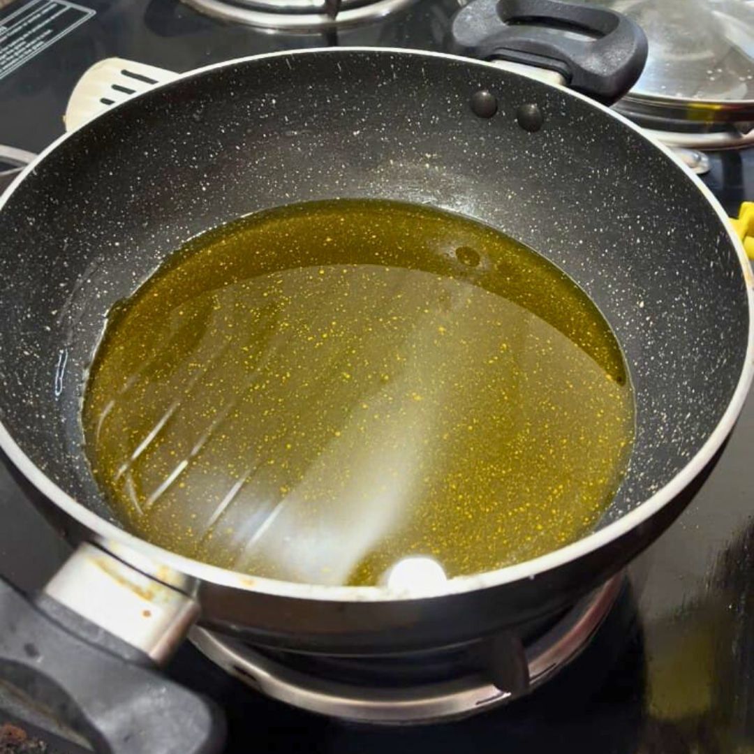 Image of Heat 2 tablespoons of oil in a pan.