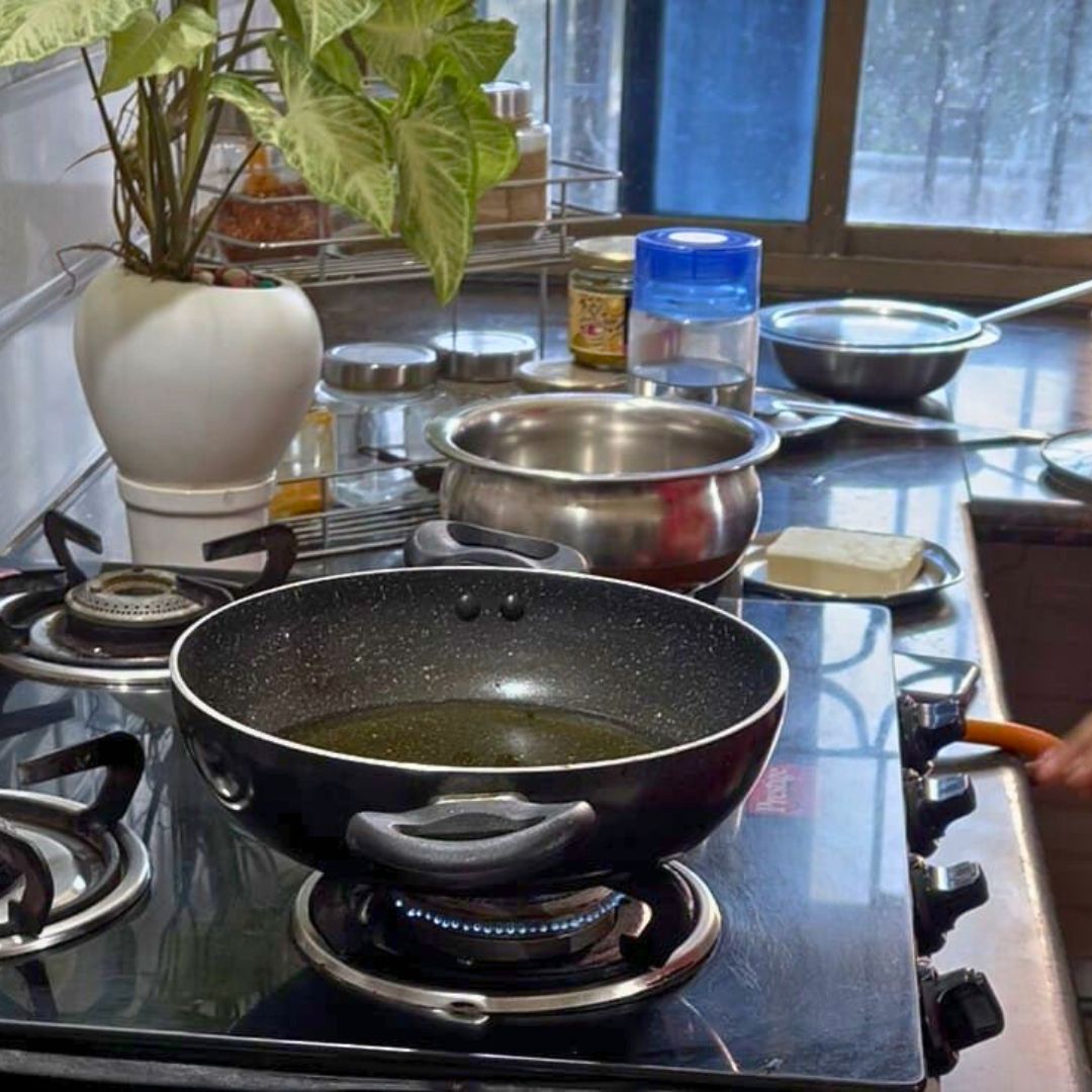 Image of Heat oil in a deep frying pan over medium flame.