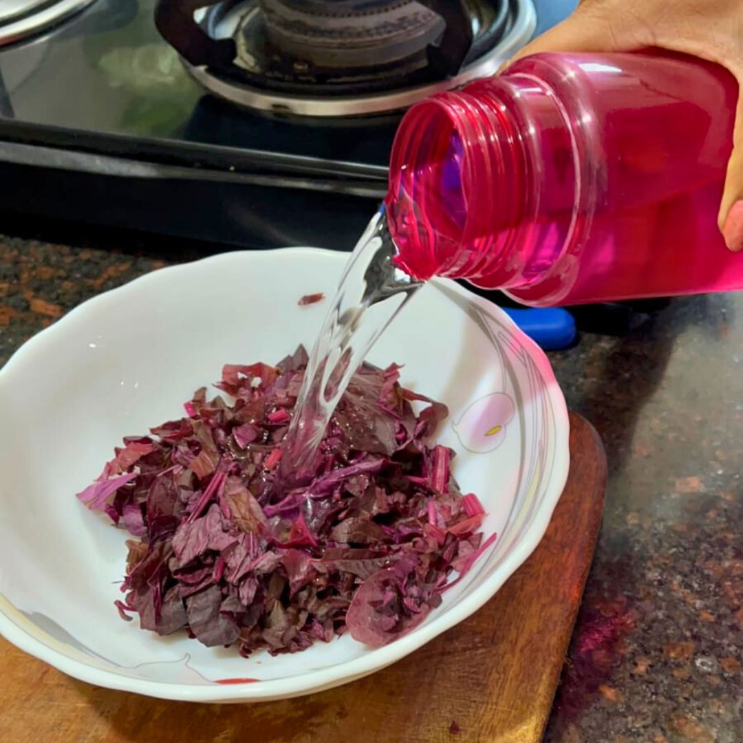 Image of Wash the red saag thoroughly to remove dirt and grit.