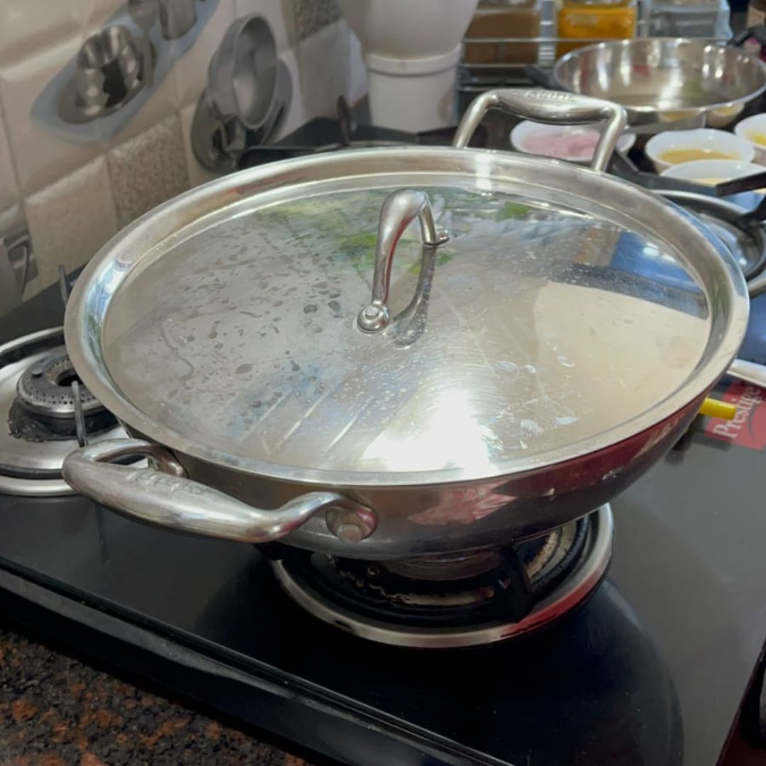 Image of Reduce the heat to medium and let the saag simmer...