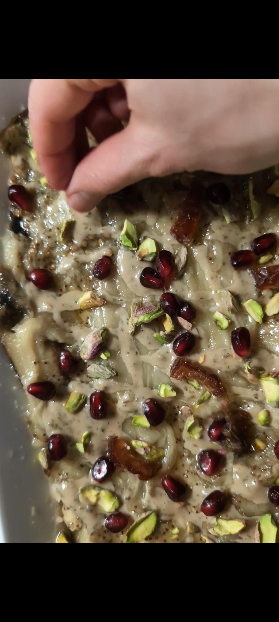 Image of Sprinkle chopped pistachios, pomegranate kernels and chopped dates.