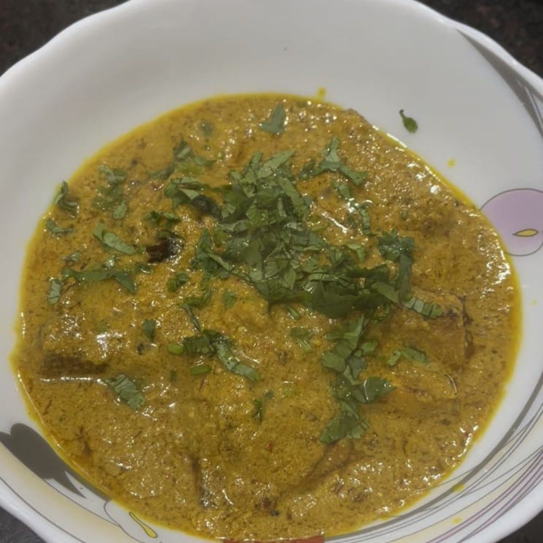 Image of Garnish the oal sabzi with freshly chopped coriander leaves.