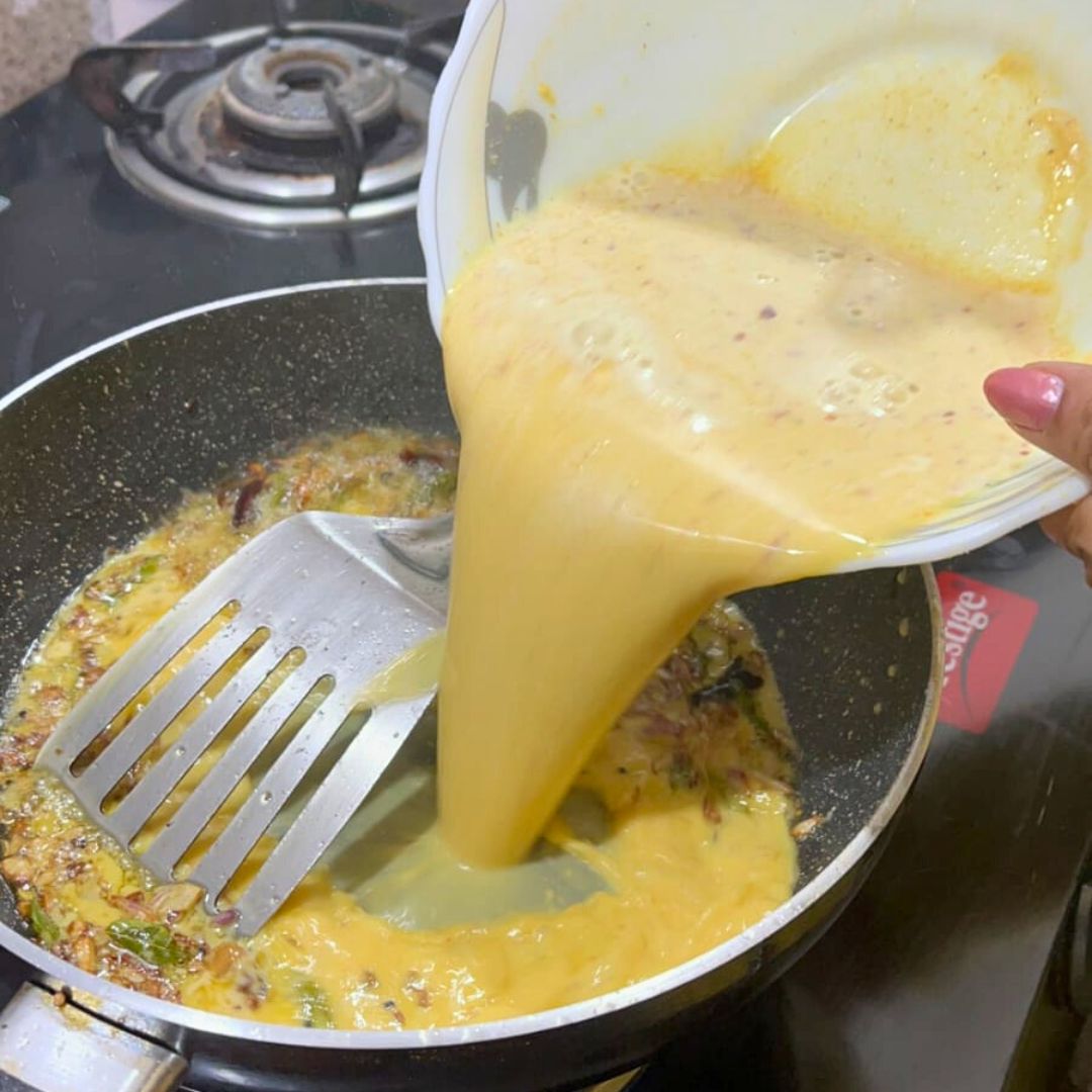 Image of Pour the prepared kadi mixture into the pan and stir...