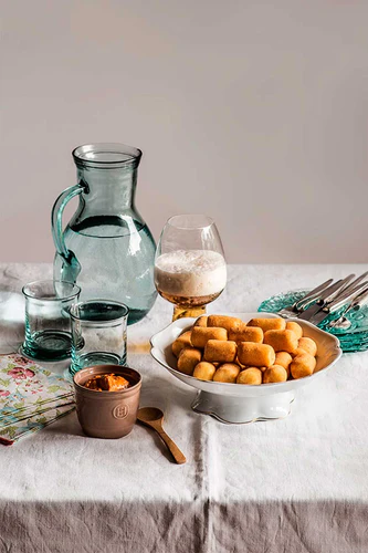 Croquetas de patata con salsa romesco