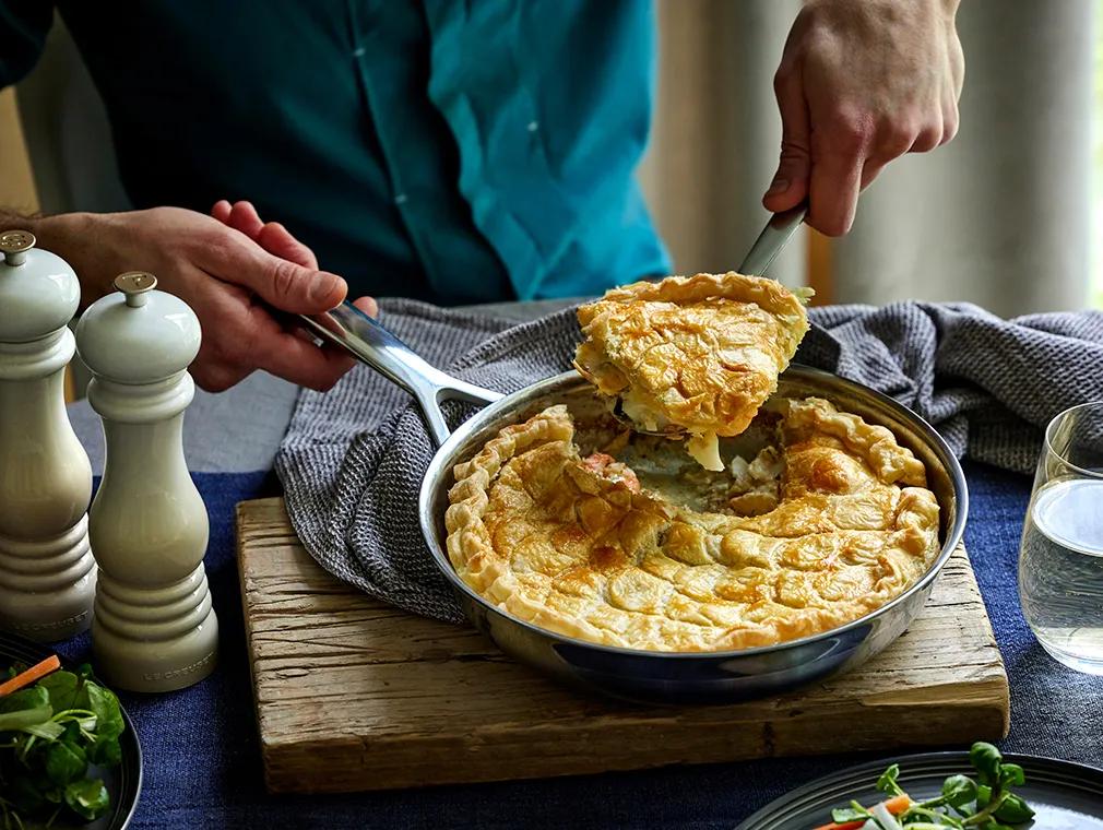 Tourte traditionnelle au poisson avec pâte feuilletée