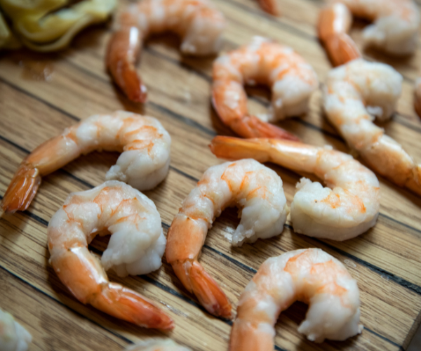 Image of Pat shrimp dry and season with salt and pepper