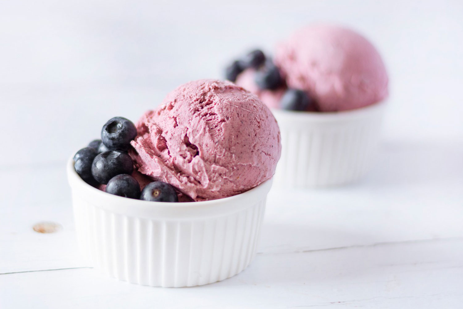 Gelado vegano de iogurte, mirtilos e limão