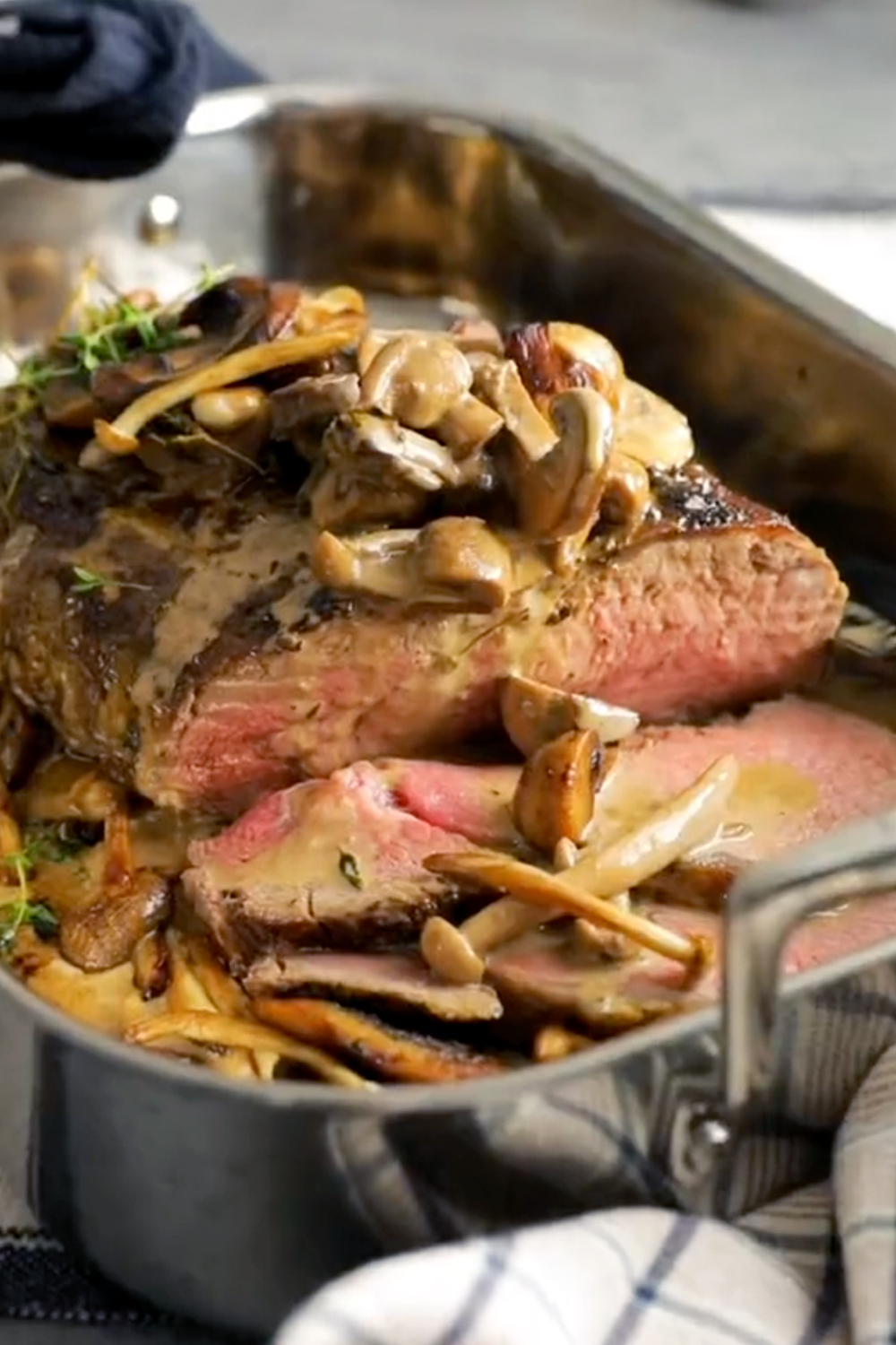 Roast beef au beurre aux herbes et sauce aux champignons