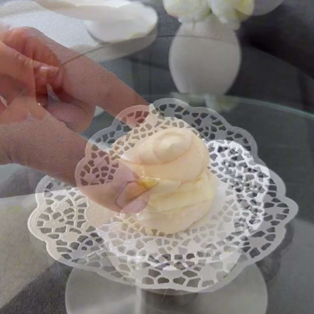 Image of Unta crema batida sobre la parte superior y los lados...