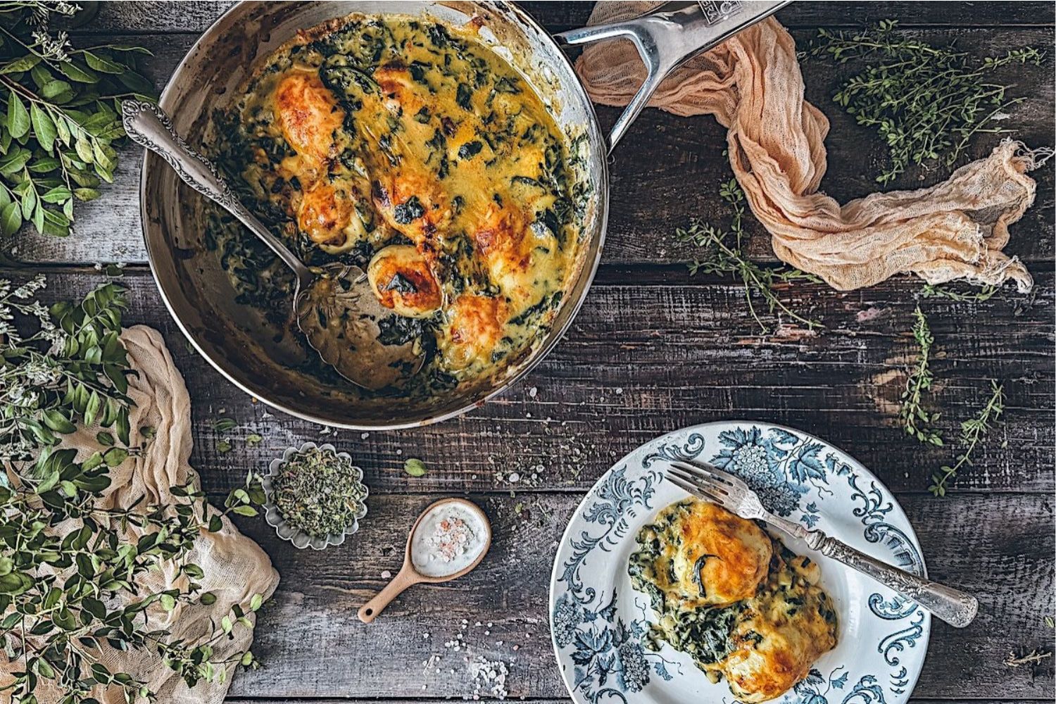 Uova ripiene di salmone con besciamella agli spinaci