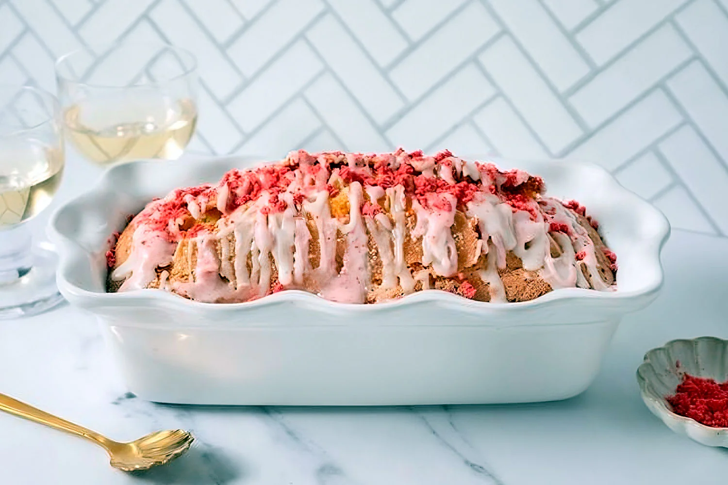 Bolo de morangos e champanhe