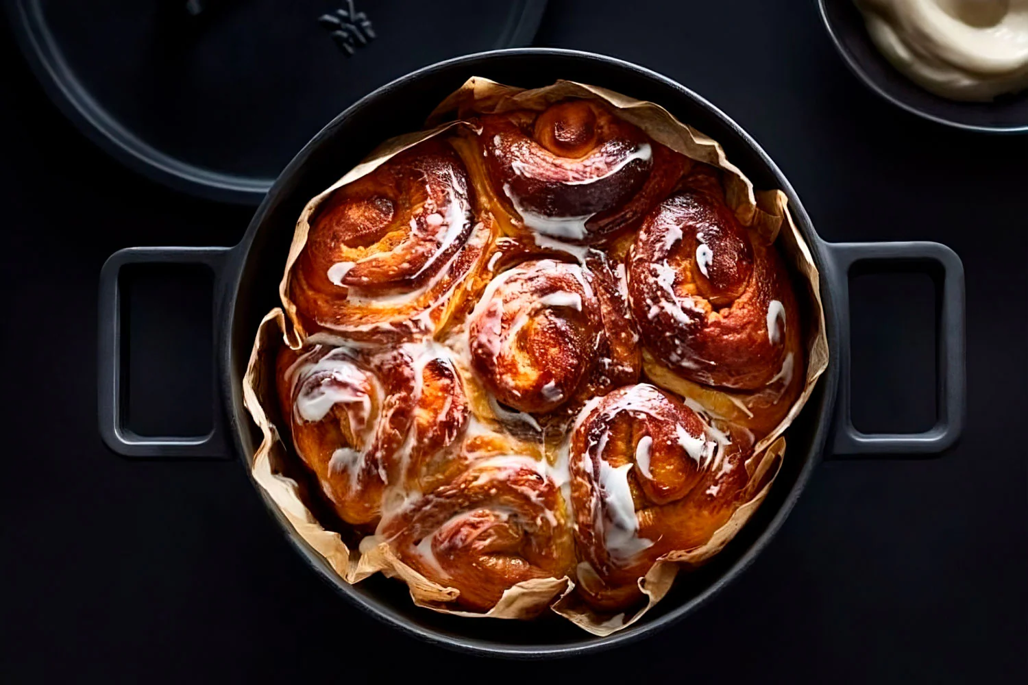 Cinnamon rolls à la cannelle et à la cardamome avec glaçage à la lavande
