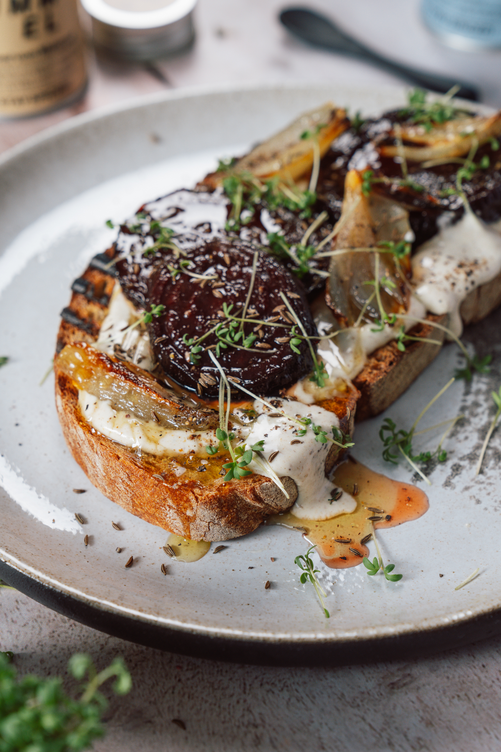 Geröstetes Bauernbrot mit Kümmelcreme & gebackenem Gemüse