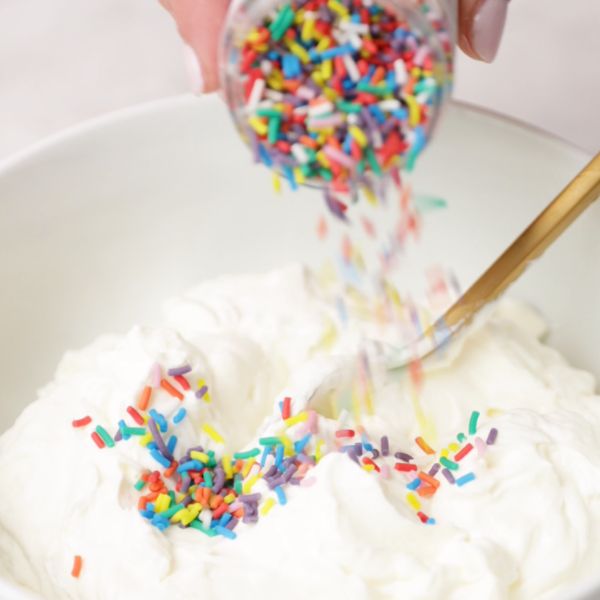 Image of Bei dem anderen Rest die Bakeable Funfettis unterheben.