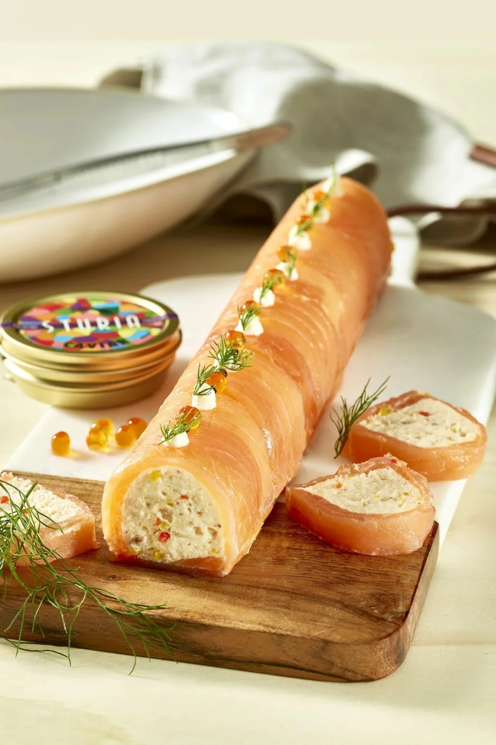Rolo de salmão fumado e caranguejo (receita fácil sem fogão nem forno)