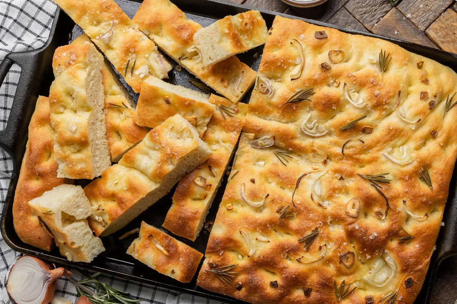 Focaccia à l'oignon et à l'ail rôti