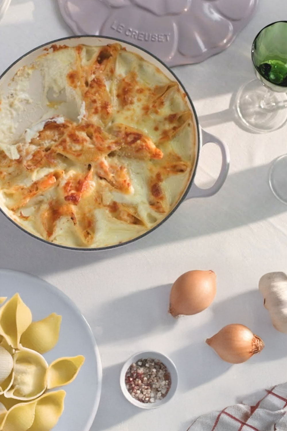 Conchiglioni recheados com camarões e ricotta (massa recheada)
