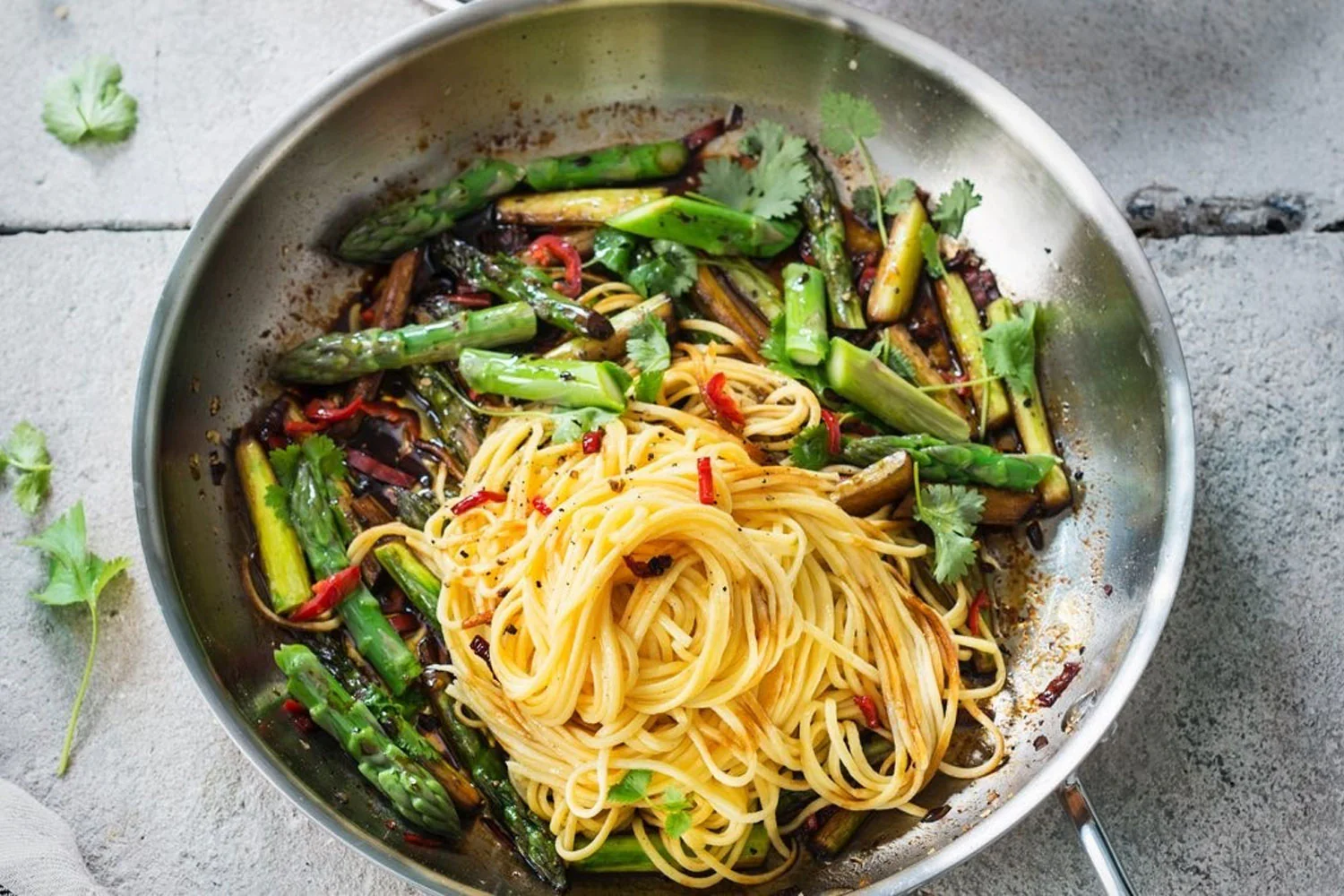 Pasta all'uovo : spaghettis aux oeufs avec asperges sautees