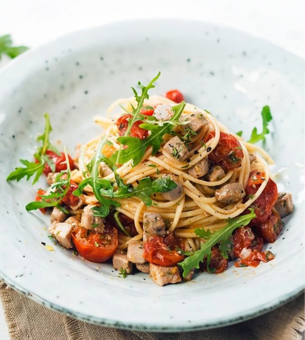 Esparguete de sêmola com tomates cherry e atum fresco marinado