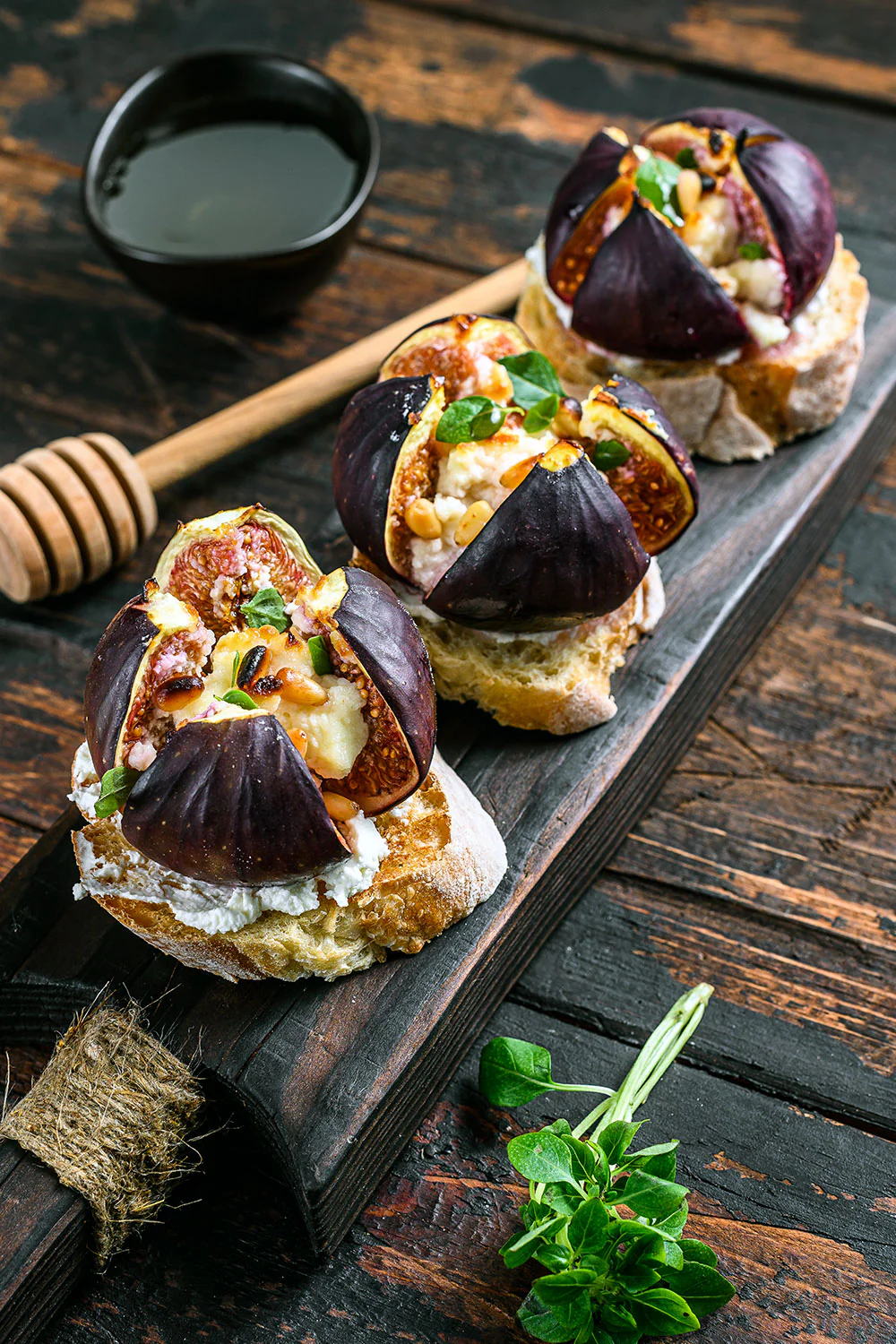 Tostas de figos assados, queijo creme e mel