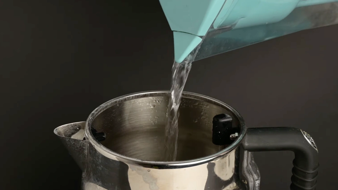 Image of Bring water to a boil, then cool to 60 °C...