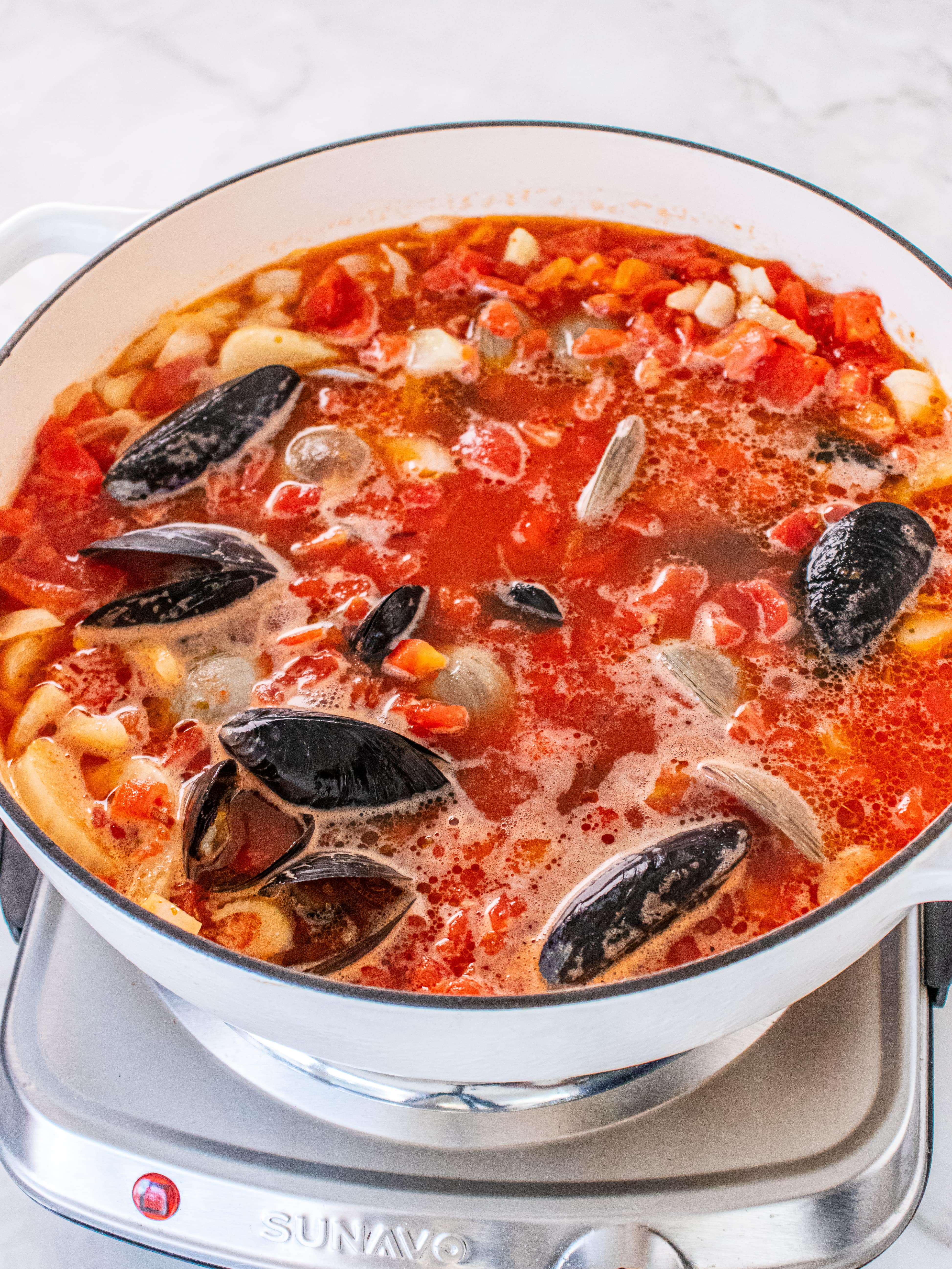 Image of Add clams and mussels. Cover and cook for 3 minutes.