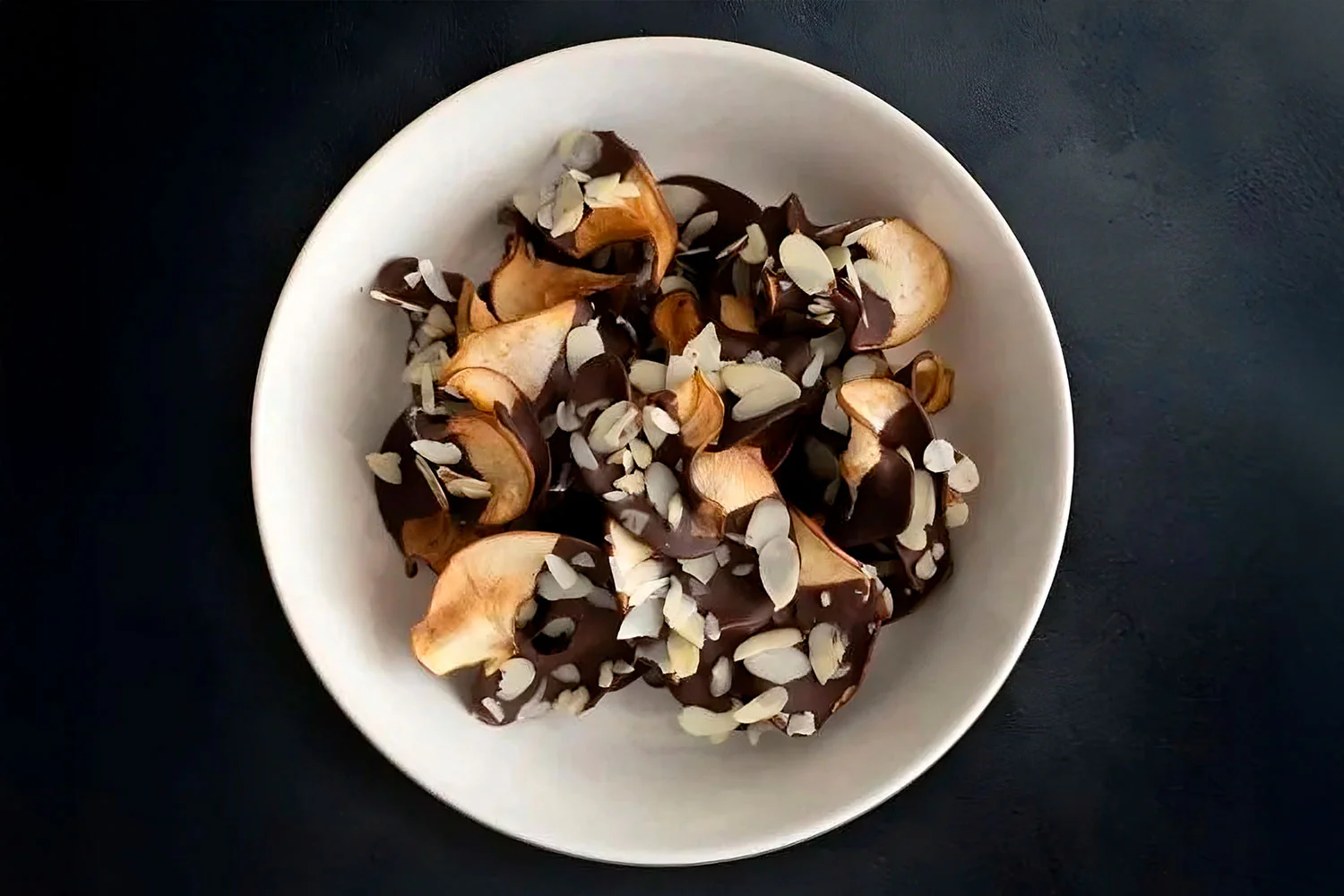 Chips di mela e pera ricoperte di cioccolato