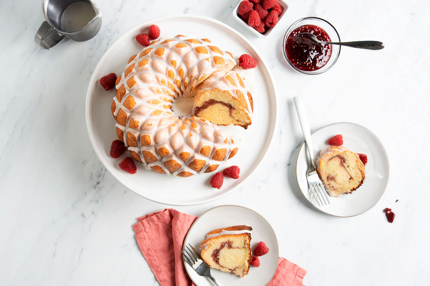 Cake Bundt aux amandes avec garniture à la framboise