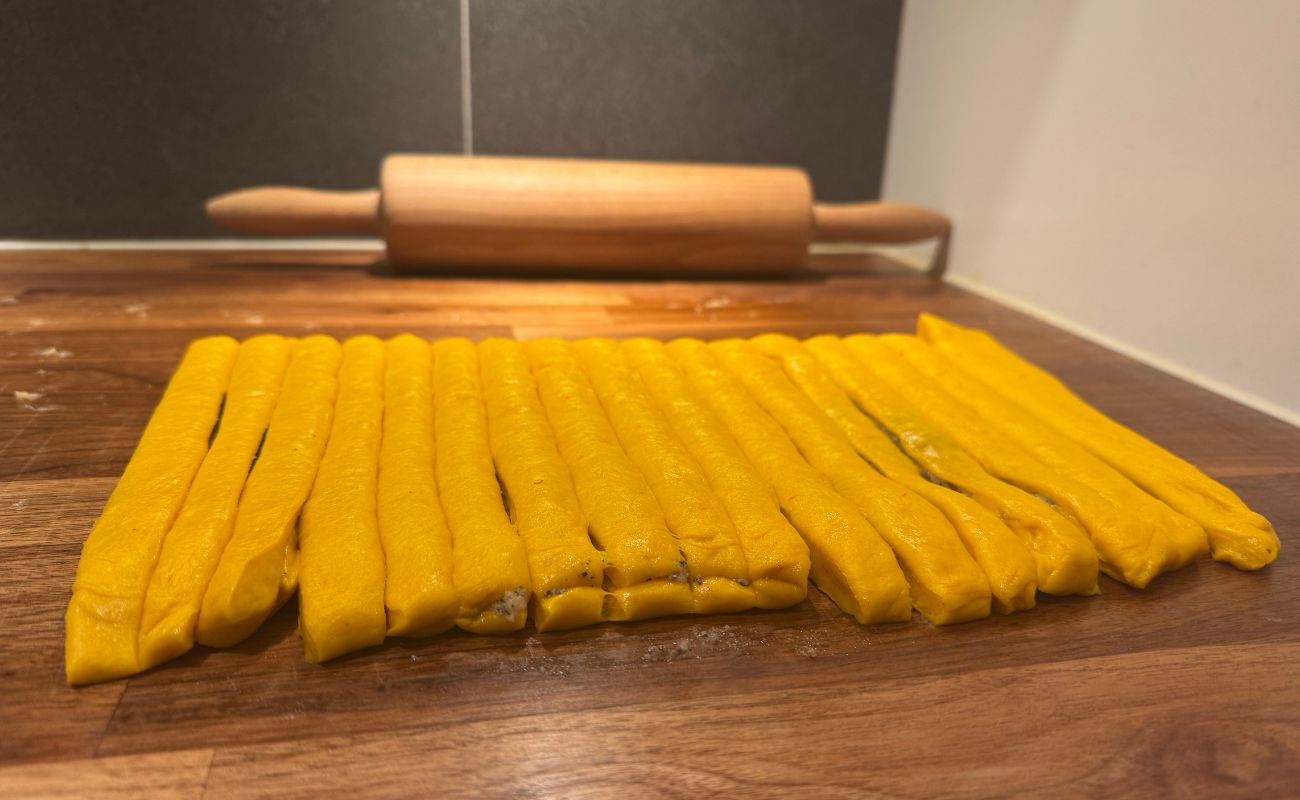 Image of Kavla ut degen i en rektangel. Mjöla bakbordet lite för...