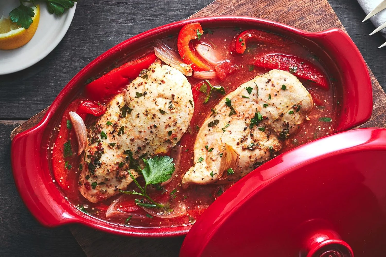 Peito de frango à moda basca em papillote com pimentos e tomate