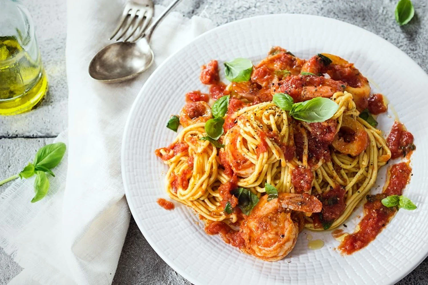 Spaghettis au ragù de seiche et crevettes