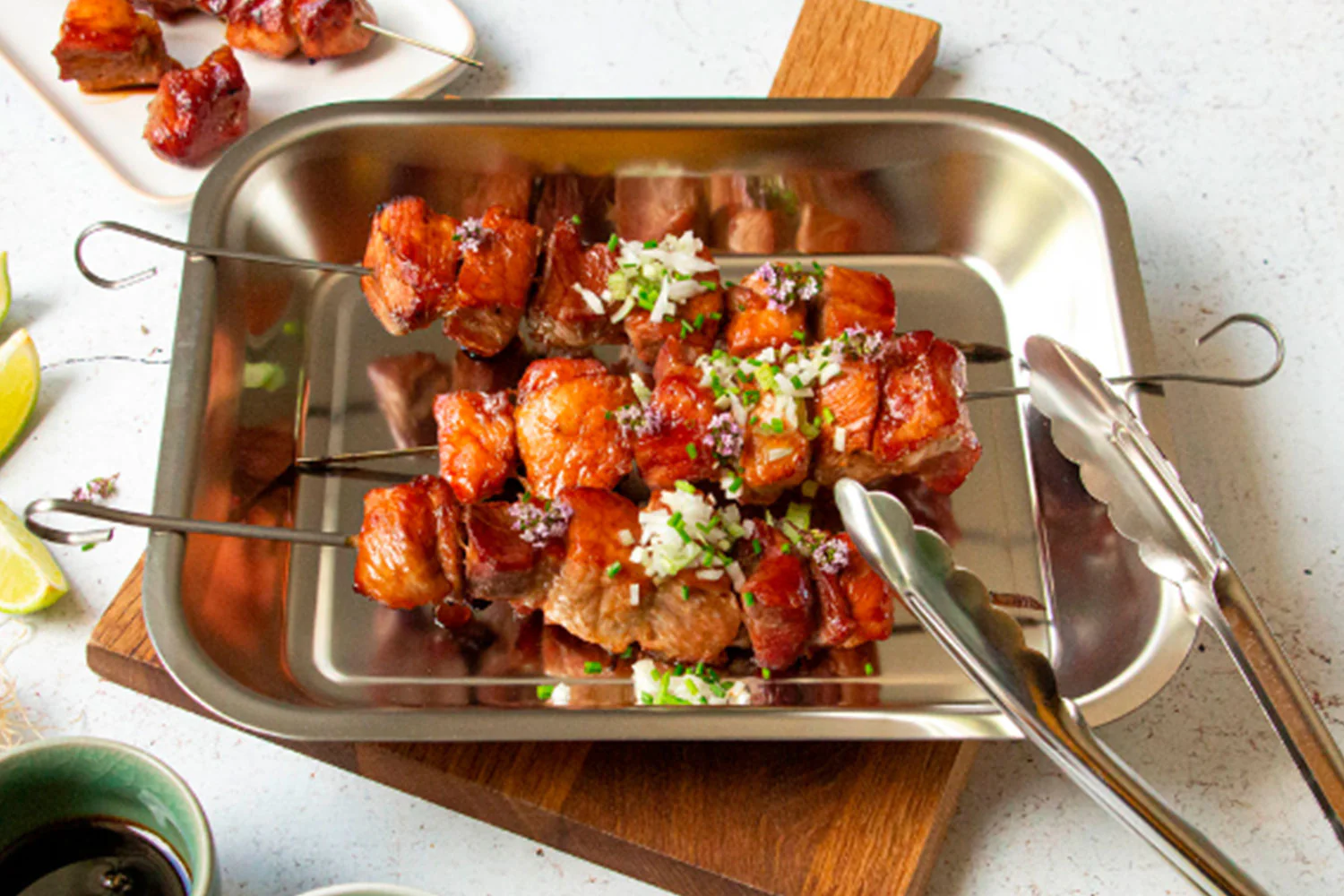 Karamellisierte Schweinespieße