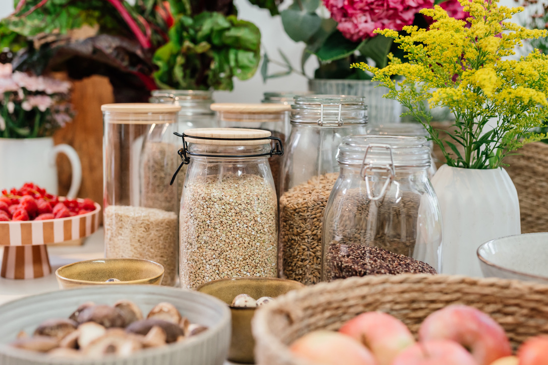 Image of Getreide und Leinsamen miteinander mischen und frisch mahlen.