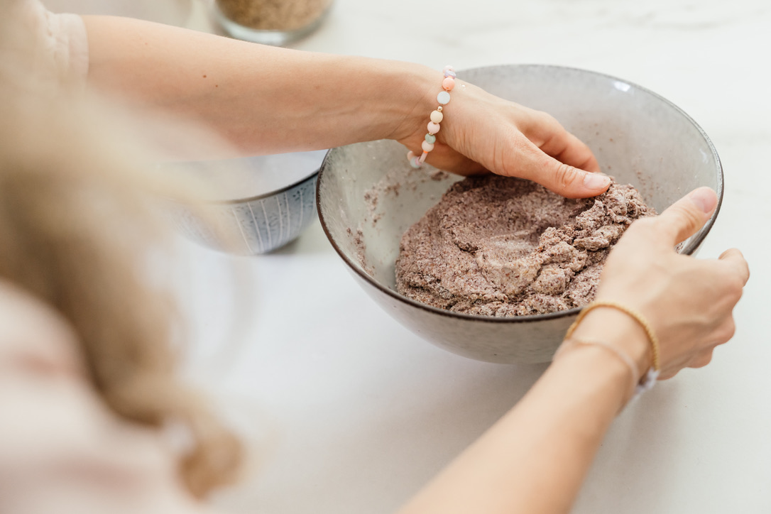 Image of Die Mehlmischung unterrühren und mit der Küchenmaschine (Stufe 1) 5...