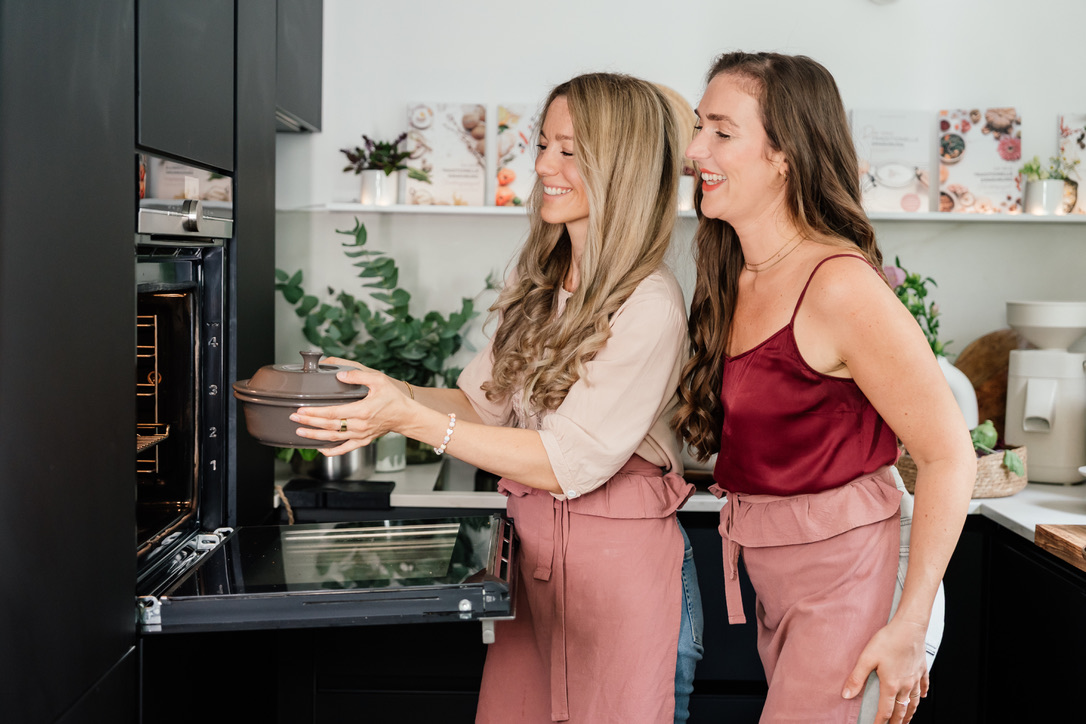 Image of Die Backform mit Deckel in den kalten Backofen stellen. Ofen...